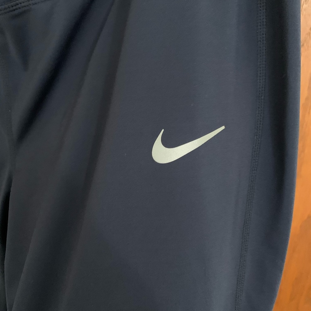 NIKE Cropped Leggings - Picture 2 of 7